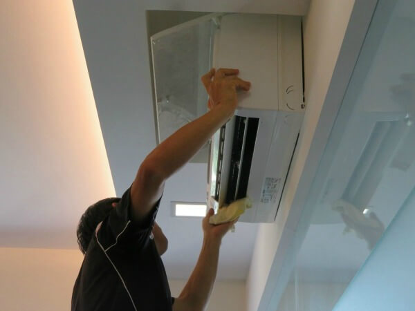 Aircon cleaning done by aircon technician