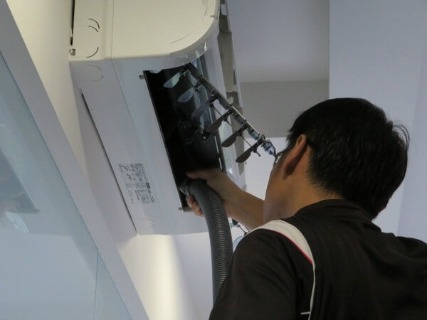 Aircon technician vacuum clean the inner part of Mitsubishi electric aircon